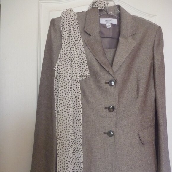 New Le Suit Skirt Set Size 8 Ruffle Pleated Hem Tan Beige Lapel Scarf 3-Piece - Picture 2 of 15